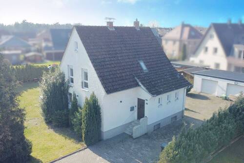 Ansicht - Modernisiertes Familienidyll in Ummeln - Einfamilienhaus als Raumwunder mit 2 Garagen