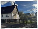 Straßenansicht - Kleine Doppelhaushälfte mit Erweiterungspotenzial auf großzügigem Grundstück mit Garten und Nebengelass.