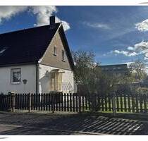 Kleine Doppelhaushälfte mit Erweiterungspotenzial auf großzügigem Grundstück mit Garten und Nebengelass. - Halle (Saale) Büschdorf