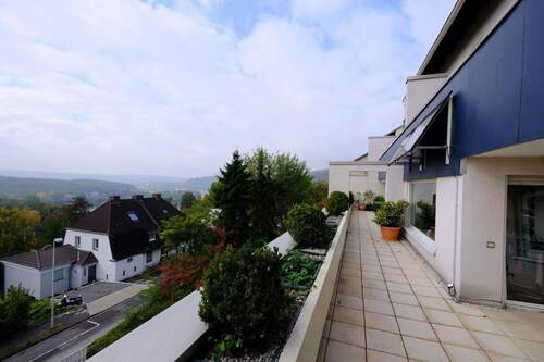 Balkon mit Ausblick - Zentrumsnahe 5,5-Zi.-Terrassenwohnung mit Garage von Privat