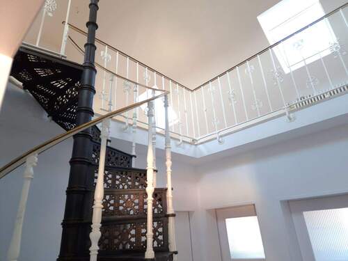 Wendeltreppe - Neu renovierte 2-Zi.-Galerie-Wohnung in Schwabing zu vermieten