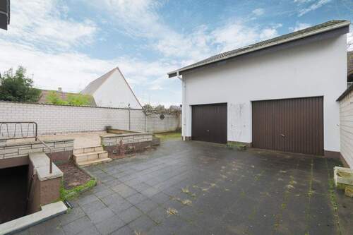 Innenhof mit Garagen - 6 Zimmer Einfamilienhaus zum Kaufen in Eggenstein-Leopoldshafen