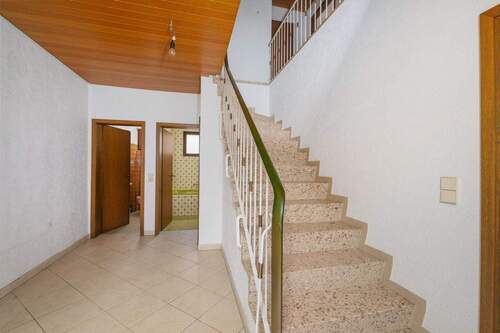 Diele mit separatem WC und Treppe ins OG - 