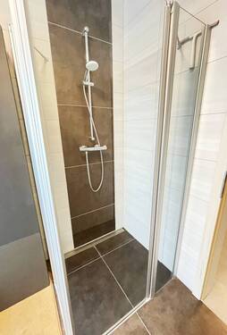 Bad mit ebenerdige, flache Dusche - 