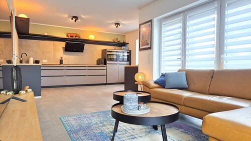 offener Wohn-/ Ess- / Kochbereich mit Zugang zur angelegten Terrasse - 