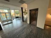 Eingangsbereich Treppe Fahrstuhl Erdgeschoss - 
