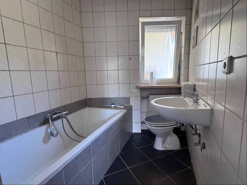 Badezimmer Wohnung rechts - 