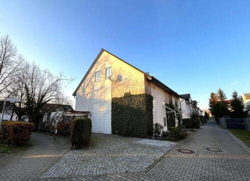 Außenansicht mit Zufahrt - 6 Zimmer Doppelhaushälfte zum Kaufen in Bensheim