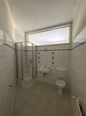 Duschbad mit Oberlicht- für den tageslichteffekt - 