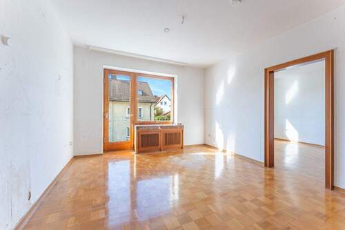 Schlafzimmer mit Balkon und anschließendem Zimmer - 