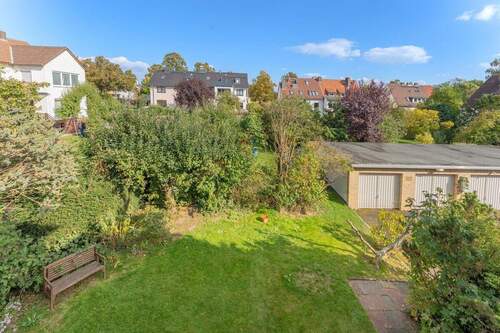 Blick vom Balkon in den Garten - 