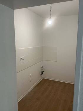 Küche, mit neuem Fliesenspiegel (weiß), neuer Bodenbelag in Holzoptik, Wände tapeziert und weiß angelegt - 