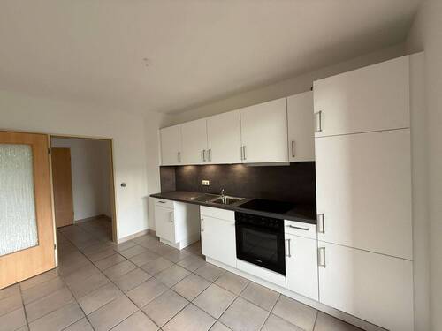 Moderne Küche mit Fliesenboden - Helle, teilsanierte 2,5-Zimmer-Wohnung mit Loggia in Ashausen