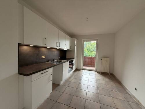 Moderne Küche mit Balkon - 3 Zimmer Etagenwohnung in Stelle