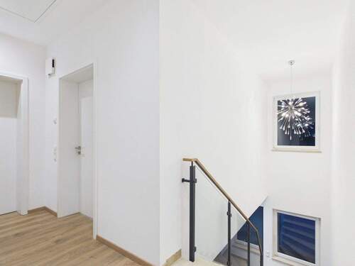 Treppenaufgang mit modernem Glas- und Metallgeländer - 