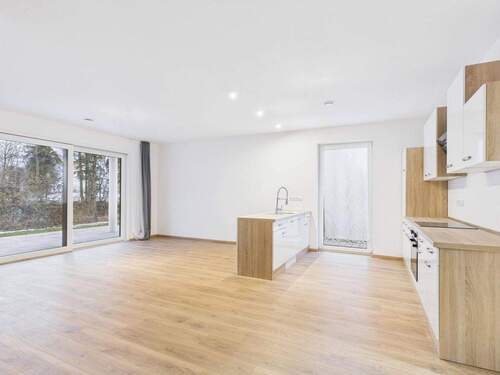 Heller Wohn-/Essbereich mit Terrassenzugang - 8 Zimmer Doppelhaushälfte zur Miete in Moosinning