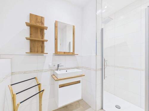 Modernes Duschbad im Erdgeschoss - 