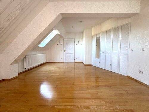 Schlafzimmer mit Blick zur Ankleide - 