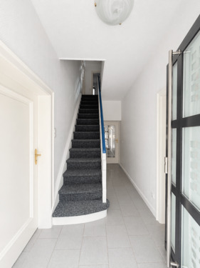 Hauseingangsbereich mit Treppenhaus - 