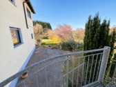 Blick von der Küche zur Terrasse und Grundstück - 