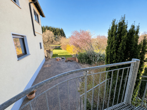 Blick von der Küche zur Terrasse und Grundstück - 
