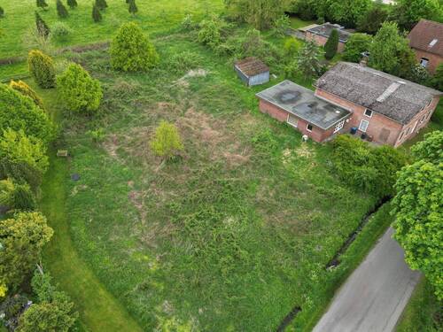 Frontansicht mit zweitem Grundstück - 8 Zimmer Einfamilienhaus zum Kaufen in Horst