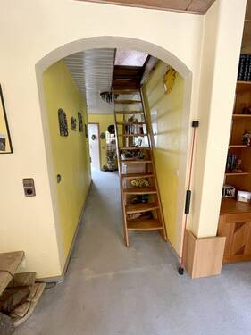Diele mit Zugang zum Spitzboden - 3 Zimmer Etagenwohnung zum Kaufen in Rösrath