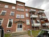 Hausansicht - 2 Zimmer-Wohnung mit modernem Duschbad, Einbauküche und Balkon