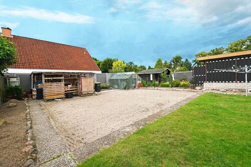 Ackerfläche im Garten für den eigenen Obst- und Gemüseanbau - 