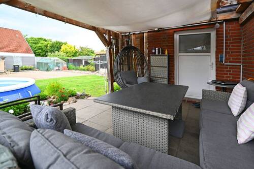Die gemütliche Terrasse mit direktem Gartenzugang - 