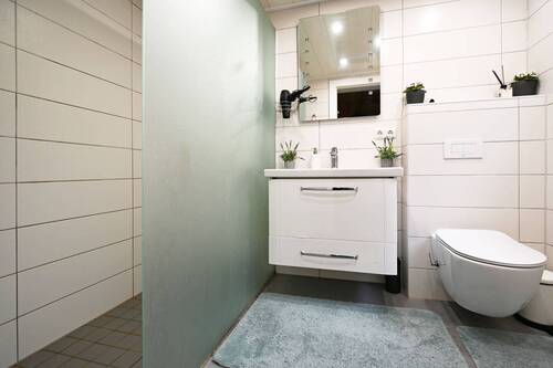 Das modernisierte, helle Duschbad - 