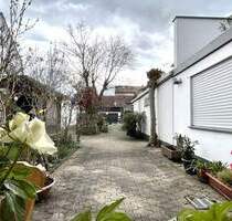 KAISERSTUHL NÄHE TENINGEN: Reihenmittelhaus mit 3 Terrassen; Einliegerwohnbereich und tollem Hofgelände