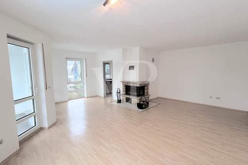 Großzügig geschnittenes Wohnzimmer mit Steinkamin - 2 Zimmer Etagenwohnung zum Kaufen in Neu-Anspach