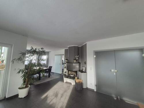 Wohnzimmer mit Kamin - Einfamilienhaus mit 236,00 m&sup2; in Bruchköbel zum Kaufen