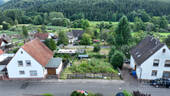 Straßenansicht mit Talblick - 