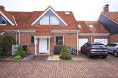 Hausansicht - Gepflegtes Reihenhaus mit Garage auf sonnigem Gartengrundstück