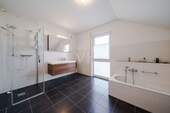 Geräumiges Badezimmer - 