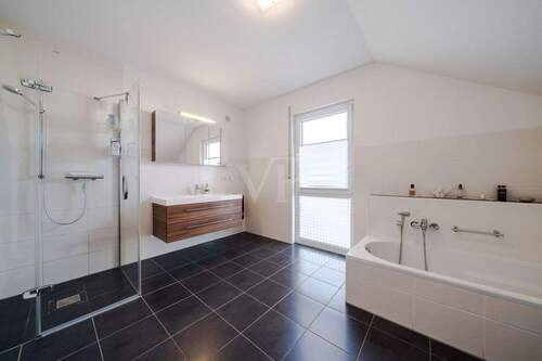 Geräumiges Badezimmer - 