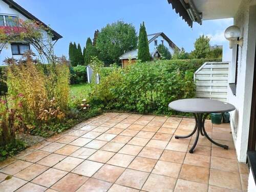 Gemütliche Terrasse mit Markise - 