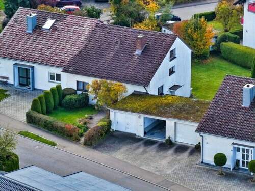 Hübsche Doppelhaushälfte mit zwei Garagen - 