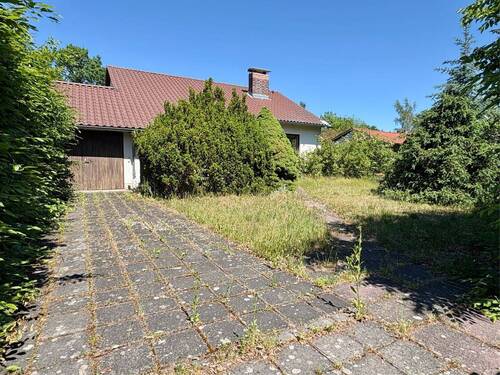 Zufahrt und Wohnhaus - Grundstück zum Kaufen in Erlangen