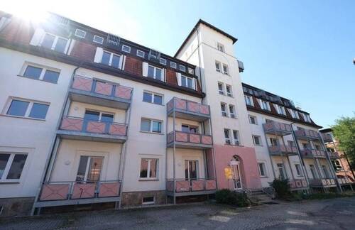 Hausansicht - Großzügige möblierte 1-Zimmer mit Laminat und Balkon in Toplage an Wald und Klinik!