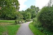 kleiner Park mit Weg zum Bus - 
