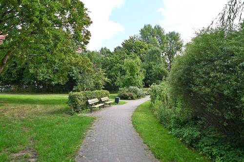 kleiner Park mit Weg zum Bus - 