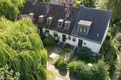 Titelbild Drohne - Iserbrook: Modernisierungsbedürftiges Reihenmittelhaus in sehr schöner Mikrolage