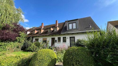Vordergarten und Blick zum Eingang - 
