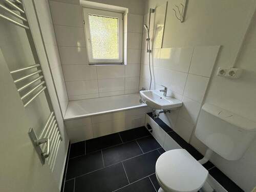 Modernisiertes Tageslichtbad mit Wanne - 