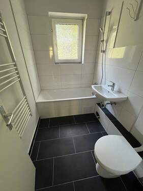 IModernisiertes Tageslichtbad mit Wanne - 