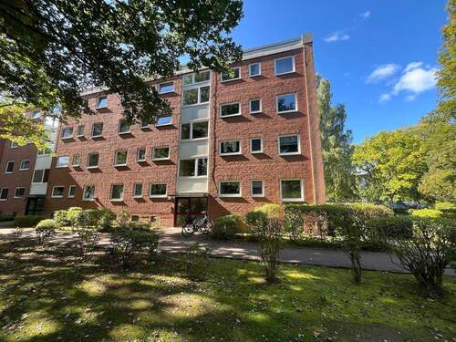 Hausansicht - Frisch renovierte 2,5 Zimmer-Wohnung mit Balkon und modernisierten Tageslichtbad mit Wanne