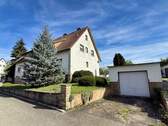 Ansicht mit Garage und Stellplatz - 